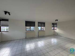 <strong>Gezellig 2-slaapkamerappartement op de 1ste verdieping nabij het centrum van Retie.</strong><br /><br /><span>Indeling:</span> inkomhal met een afzonderlijke toilet en ruimte voor een vestiairekast. De woonkamer is ruim van opzet en grenst aan de open keuken. De keuken is voorzien van elektrisch kookvuur, dampkap, spoelbak en grote koelkast met vriezer. In het nachthalgedeelte zijn er 2 slaapkamers en een nette badkamer met lavabo en douche. Uw aansluiting voor de wasmachine kan u terugvinden in de privatieve berging op het gelijkvloers. Aan de achterzijde van het gebouw is nog een afgesloten garagebox.<br /><em>Gemeenschappelijke kosten inbegrepen in de huurprijs! </em><br /><br /><span>Beschikbaar:</span> snel, steeds in overleg met de eigenaars<br /><br /><span>Specificaties:</span><br />* Het appartement werd zopas volledig nieuw geschilderd en is dus instapklaar!<br />* Er zijn overal gordijnen en verlichtingselementen voorzien. <br />* Afzonderlijke wasberging op het gelijkvloers<br />* Afgesloten garagebox aan de achterkant van het gebouw<br />* Gezamelijke tuin waar u kan vertoeven en genieten van het goede weer.<br />* Gemeenschappelijke kosten inbegrepen in de huurprijs<br />* Verwarming op aardgas