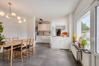 Deze ruime woning met een bewoonbare oppervlakte van 210m2, ligt in een rustige straat in het landelijke Pellenberg.Op gelijkvloers vind je de inkom,...