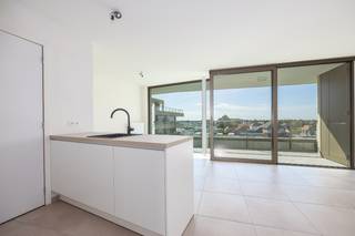 Ontdek dit recent opgeleverde en volledig instapklare <strong>nieuwbouwappartement</strong> in de stijlvolle <strong>Residentie</strong> <strong>Odrada</strong>, ideaal gelegen aan de Westendelaan in Middelkerke. Dankzij de rustige ligging, op wandelafstand van het strand, het nieuwe casino, winkels, restaurants en openbaar vervoer, geniet u hier van een perfecte combinatie van comfort, rust en een bruisende kustomgeving.<br /><br />Het appartement bevindt zich op het <strong>derde</strong> <strong>verdiep</strong>  en biedt een bewoonbare oppervlakte van <strong>79 m²</strong>. De lichtrijke leefruimte met grote raampartijen sluit naadloos aan op het <strong>zuidgericht</strong> <strong>terras</strong> waar u de hele namiddag en avond van de zon kunt genieten met een aangenaam uitzicht op de verzorgde binnentuin.<br /><br />De <strong>volledig</strong> <strong>uitgeruste</strong> <strong>open</strong> <strong>keuken</strong> is afgewerkt met kwalitatieve materialen en voorzien van alle hedendaagse toestellen. Verder beschikt het appartement over <strong>twee slaapkamers</strong>, een stijlvolle badkamer met <strong>inloopdouche</strong> <strong>en</strong> <strong>dubbele</strong> <strong>wastafel</strong>, een apart gastentoilet en een praktische berging.<br /><br />Ook aan extra comfort werd gedacht: bewoners kunnen gebruikmaken van een <strong>gemeenschappelijke</strong> <strong>fietsenberging</strong> en dankzij het uitstekende<strong> EPC-label A</strong> geniet u van een energiezuinige en toekomstgerichte woonst.<br /><br />Dit appartement is niet alleen een<strong> ideale vaste woonst of tweede verblijf </strong>aan zee, maar vormt ook een interessante <strong>vastgoedinvestering</strong>. De verkoop gebeurt onder het 21% btw-stelsel, al kan – mits voldaan aan de wettelijke voorwaarden – ook het verlaagde <strong>btw-tarief van 6% van toepassing zijn.</strong><br /><br /><u>De aankoop van een ondergrondse staanplaats is verplicht, de aankooprijs hiervan is 35.000,- euro exclusief kosten!</u><br /><br /><strong>Troeven:</strong>
<ul>
	<li>Nieuwbouw</li>
	<li>Zuidwestgericht terras met tuin</li>
	<li>EPC A</li>
	<li>Topligging</li>
	<li>6% btw mogelijk</li>
</ul>
Bent u op zoek naar een energiezuinig, kwalitatief afgewerkt nieuwbouwappartement op een toplocatie aan de Belgische kust? Neem vandaag nog contact met ons op voor een bezoek en ontdek zelf alles wat dit prachtige appartement te bieden heeft.