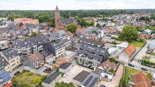 <strong>Ben je op zoek naar een instapklaar duplexappartement met 2 slaapkamers en zuidgericht terras in het centrum van Erembodegem? Zo gevonden! </strong>
<p>In het centrum van Erembodegem, op wandelafstand van winkels, scholen, openbaar vervoer en het treinstation, bevindt zich dit verzorgde en instapklare duplexappartement met een bewoonbare oppervlakte van 85 m². Dankzij de centrale, residentiële ligging geniet je van alle dagelijkse voorzieningen binnen handbereik. Bovendien beschikt het appartement over een gunstig EPC-label B (107 kWh/m²jaar), een conforme elektrische installatie, centrale verwarming op aardgas, hoogrendementsbeglazing en een videofoon, wat garant staat voor een comfortabel en energiezuinig wooncomfort.</p>
<p>Via de inkomhal kom je terecht in de lichtrijke leefruimte met aansluitende eetkamer. De volledig uitgeruste keuken beschikt over een keramische kookplaat, oven, microgolfoven, dampkap, koelkast, vaatwasser en een spoelbak. Aansluitend bevindt zich een praktische berging met aansluiting voor wasmachine en droogkast. Op deze verdieping vind je eveneens een apart gastentoilet met handenwasser.</p>
<p>De duplexverdieping omvat twee slaapkamers, beide voorzien van praktische ingemaakte kasten. De badkamer is uitgerust met een douche, wastafel en een tweede toilet.</p>
<p>Als extra troef beschikt het appartement over een zonnig, zuidgericht terras (met berging) waar je in alle rust kan genieten van het buitenleven. Daarnaast zijn er een private parkeerplaats, en een gemeenschappelijke fietsenstalling aanwezig. De privatieve staanplaats dient verplicht mee aangekocht te worden aan een prijs van € 19.000 (niet inbegrepen in de vraagprijs).<br /><br />Interesse? Neem dan snel contact met ons op voor meer informatie of een bezoek ter plaatse!</p>