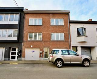 Cet appartement au deuxième étage se compose d'un hall d'entrée, d'un salon spacieux très lumineux, d'une cuisine, de deux chambres et d'une salle...