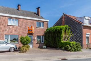 Een goed gelegen driegevelwoning met 2 slaapkamers, oprit, terras en tuin.Gelegen nabij alle faciliteiten, invalswegen en station.Op het...