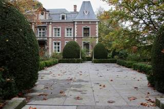 Landhuis - kasteel te Alken voor €999 999 wegens overlijden.<br /><br />Gelegen te Brandepoelstraat 38, Alken 3570 vindt u dit landhuis-kasteel, gelegen nabij Kortenbos en Kozen.<br /><br />Begin 19e eeuw was er op deze plaats al een kasteel maar het huidige gebouw dateert van 1878 en is gebouwt in neobarokke stijl.<br />In 1885 kwam het aan de famillie Whenttnal die het omstreeks 1900 verhuurde aan de paters Assumptionisten van Zepperen <br /><br />Indeling gelijkvloers <br />Inkomhal,woonkamer,zitkamer,eetkamer,keuken,bijkeuken,badkamer,berging,traphal,lift<br /><br />indeling verdiep 1 <br />Overloop,slaapkamer 1,slaapkamer 2,bureel,dressing,apart toilet,badkamer,berging,lift<br /><br />Indeling verdiep 2 <br />Traphal,lift,leefruimte,keuken,badkamer,dressing,slaapkamer 3,slaapkamer 4<br /><br />Bijgebouw 1<br />4 garages,zwembad,6 kleedkamers,lounge ruimte,berging,kelder-techniek zwembad,toilet <br /><br />Bijgebouw 2<br />2 garages<br /><br />Pluspunten<br /><br />Prachtig onderhouden landhuis - kasteel<br />Landgoed van 2ha<br />Imposante oprijlaan grotendeels in arduin<br />6garages met automatische poorten<br />Zwembad van 14m x 6m in aanbouw<br />Authentieke barok afwerking<br />Grote raampartijen en hoge plafonds<br />Lift in hoofdgebouw<br />Volledig ingericht appartement op verdiep 2<br />Perfect aangelegde tuin op het hele domein<br /> 
