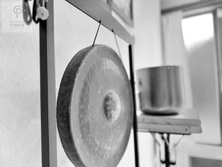 Deze gezellige bungalow op een perceel van 11a 63ca kom je niet vaak tegen.<br /><br />Voor meer informatie en alle foto’s, neem zeker een kijkje op onze website: www.pierco.be<br /><br />Gelegen in een rustige buurt en omgeven door groen, biedt deze bungalow een unieke combinatie van ruimte, rust en privacy.<br />De tuin vloeit als het ware over in het achterliggende landschap, wat zorgt voor een bijzonder aangenaam en open gevoel.<br /><br />De huidige eigenaars hebben deze woning jarenlang met veel plezier gebruikt als tweede verblijf en nemen dan ook met pijn in het hart afscheid van deze prachtige locatie.<br /><br />Bij aankomst valt meteen de rust en de openheid van het perceel op. De woning beschikt over een ruime oprit, een afgesloten garage en een praktische carport.<br /><br />We betreden de woning via de inkomhal aan de zijkant van de bungalow.<br />Zoals het een echte bungalow betaamt, bevindt alles zich op het gelijkvloers — een enorme troef voor wie comfortabel en toekomstgericht wil wonen.<br /><br />De inkomhal biedt plaats voor een vestiaire en een apart toilet.<br />Van hieruit bereiken we de nachthal, die toegang geeft tot drie slaapkamers en een badkamer, uitgerust met een tweede toilet, ligbad en lavabo.<br /><br />Aan de andere zijde van de woning bevindt zich de leefruimte, die dankzij de grote raampartijen een prachtig zicht biedt op de tuin en het omliggende groen. Een echte oase van rust.<br /><br />Aansluitend vinden we de open keuken, die naadloos overgaat in de veranda. Deze lichtrijke ruimte zorgt voor een aangename verbinding tussen binnen en buiten.<br /><br />Via de veranda hebben we toegang tot de garage en een aparte berging, waar zich de verwarmingsketel op aardgas bevindt.<br />De woning beschikt bovendien over een kruipkelder en een zolder, wat extra opbergruimte biedt.<br /><br />Vanuit de veranda stappen we zo het ruime terras op, met aansluitend de grote tuin waar je in alle rust kan genieten van het groene uitzicht.<br /><br />Ben je al een tijdje op zoek naar een bungalow of wens je comfortabel gelijkvloers te wonen met een ruime tuin? Dan is dit jouw kans.<br /><br />Neem gerust contact met ons op, wij leiden je met plezier rond in deze woning die je volledig naar eigen smaak kan omvormen.<br /><br /> 