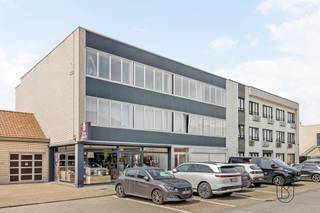 Topgelegen in centrum Oudenaarde: opbrengsteigendom bestaande uit 4 grote appartementen, grote dubbele garage, en een handelsgelijkvloers. 

Handelsgelijkvloers met visibiliteit en aparte toegang, grote garage met extra bergruimte, en 4 identieke appartementen bestaande elk uit een inkom, toilet, grote lichtrijke leefruimte, keuken, 2 grote slaapkamers en badkamer. 

Geen lift, geen syndic. 

Meer info of bezoek? info@immobeguin.be