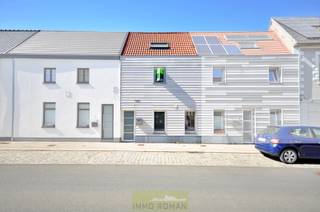 Deze goed onderhouden woning met 3 slaapkamers en tuin treffen we in het centrum van Berchem, deelgemeente van Kluisbergen! Zeer rustig gelegen, met tal van voorzieningen in de buurt en een vlotte bereikbaarheid. <br /><br />De<strong> indeling </strong>van de woning is als volgt:<br />We betreden de woning langs de inkomhal waar er ruimte is voor een kleine vestiaire.<br />Vervolgens beschikt de woning over een ruime geïnstalleerde keuken met ruimte voor een gezellige eethoek, die in verbinding staat met de gezellige woonkamer. De lichtrijke zithoek sluit aan op de <strong>onderhoudsvriendelijke tuin</strong>. Verder is er op het gelijkvloers nog een wasplaats aanwezig met apart gastentoilet. <br /><br />Op de eerste verdieping zijn er <strong>2 slaapkamers</strong> aanwezig en een badkamer voorzien van toilet, wastafel en ligbad. Via de vaste trap bereiken we de zolderkamer die is ingericht en dient als <strong>master bedroom</strong>.<br /><br />Kenmerken:  <strong>EPC B-LABEL</strong>, 3 slaapkamers, momenteel verhuurd...<br />Ideale investeringseigendom of starterswoning!<br /><br />Meer info? Contacteer Kyamo De Smet: 0479 06 13 71 of kyamo@immoroman.be