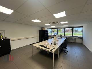 Deze kantoorruimte profiteert van een topligging met maximale visibiliteit langs de N60. De locatie biedt een vlotte verbinding richting Gent, Oudenaarde, Kortrijk en bovendien ligt het pand op slechts enkele minuten van de E17, wat zorgt voor een uitstekende bereikbaarheid.<br /><br />Het instapklaar kantoor op het gelijkvloers heeft een oppervlakte van 773 m² en is praktisch ingedeeld met aparte bureauruimtes. Het gebouw beschikt verder over een volledig ingerichte keuken en meerdere vergaderzalen. Voor wie bijkomende opslagruimte nodig heeft, is er de mogelijkheid om extra stockruimte bij te huren. Ruime parkeergelegenheid op het terrein!<br /><br />Interesse? Contacteer PANORAMA B2B GENT KANTOREN voor meer informatie of een vrijblijvend bezoek via 09 225 09 02.