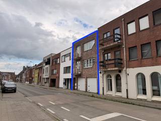 Interessant en verhuurd opbrengstgebouw bestaande uit 2 goed onderhouden appartementen, uiterst gunstig gelegen in het centrum van Kapelle-op-den-Bos. Elk appartement beschikt over 2 slaapkamers, een badkamer, een lichtrijke leefruimte en een afzonderlijke keuken. Daarnaast is per appartement een zeer ruime inpandige garage aanwezig in het gebouw.<br /><br />Achteraan bevindt zich een gemeenschappelijk koertje. Beide appartementen genieten bovendien van een balkon aan zowel de voor- als achterzijde van het gebouw, wat zorgt voor extra buitenruimte en een aangename lichtinval.<br /><br />Een uitstekende investeringsopportuniteit op een centrale locatie, met alle voorzieningen, winkels en openbaar vervoer op wandelafstand.