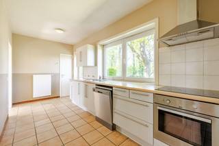 <p><span>Prachtige woning op fantastische locatie!</span></p><p><span>Deze woning is gelegen in het groen, en toch vlot bereikbaar en nabij de dorpskern!</span></p><p><span>Prachtige locatie! EPC C (geen renovatieplicht!).</span></p><p><span>Op het gelijkvloers bevinden zich de inkomhal, ingerichte keuken, woonkamer, een slaapkamer met ensuite badkamer met ligbad, wastafel en toilet en een apart toilet.</span></p><p><span>Op de tweede verdieping bevinden zich 2 slaapkamers en een badkamer met wastafel en douche. Er is centrale verwarming op stookolie.</span></p><p><span>Ook op zoek naar een charmante woning, middenin het groen? Dan is deze plek zeker iets voor u!</span></p><p><span>Neem contact op om uw bezoek te plannen.</span></p><p><span>EPC 231 kWh/(m²jaar) C; Si in aanvraag; P-score A, G-score A; </span><span>Bestuursmaatregelen in het maatregelenregister: nee.</span></p><p><span> </span></p><p><span> </span></p>