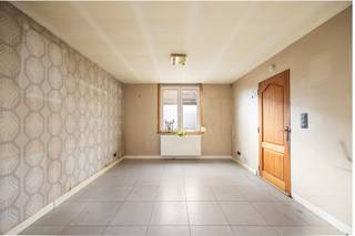 <p><span>Te koop: Op te frissen woning met potentieel – Boereweg 14, Terhagen</span></p><p><span> </span></p><p><span>Deze woning, rustig gelegen in de Boereweg te Terhagen en toch vlak bij het centrum, biedt heel wat mogelijkheden voor wie op zoek is naar een betaalbaar huis met potentieel.</span></p><p><span>Indeling:</span></p><ul><li><span>Inkomhal met toegang tot de leefruimte</span></li><li><span>Keuken met aansluitende extra berging</span></li><li><span>2 slaapkamers</span></li><li><span>Badkamer</span></li><li><span>Zolder bereikbaar via vaste trap, ideaal om in te richten als extra kamer of hobbyruimte</span></li></ul><p><span>De woning beschikt verder over voldoende bergruimte en een praktische indeling. Met de nodige opfrissingswerken kan dit huis worden omgetoverd tot een warm en comfortabele thuis.</span></p><p><span>Troeven:</span></p><ul><li><span>Rustige ligging vlak bij het centrum</span></li><li><span>2 slaapkamers en uitbreidingsmogelijkheid via zolder</span></li><li><span>Extra berging bij de keuken</span></li><li><span>Gunstige EPC C</span></li></ul><p><span>Interesse om van deze woning uw nieuwe thuis te maken? Neem gerust contact op voor meer informatie of een bezoek.</span></p><p><span>Sven Home4You</span></p><p><span>0478240853</span></p><p><span> </span></p>