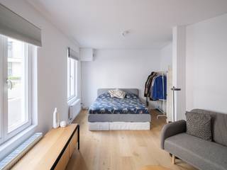 <strong>Centrum Gent – Gerenoveerde studio nabij het Sint-Annaplein</strong><br /><br /><strong>Rustig gelegen studio</strong> op een centrale locatie, achterliggend aan de Keizer Karelstraat en op <strong>wandelafstand</strong> van de Zuid en het <strong>historische stadscentrum.</strong><br /><br />De <strong>kleinschalige residentie</strong> combineert een <strong>uitstekende ligging</strong> met een bijzonder aantrekkelijke kostenstructuur. Dankzij het beperkte aantal entiteiten is een <strong>vereenvoudigd beheer </strong>mogelijk, waardoor de maandelijkse lasten zeer laag blijven.<br /><br />Het gebouw werd in <strong>2023 totaal gerenoveerd</strong>, met bijzondere aandacht voor isolatie, energiezuinigheid en esthetiek. De studio is<strong> kwalitatief afgewerkt</strong> met onder meer parketvloeren en duurzame materialen. In combinatie met de voorziene <strong>zonnepanelen</strong> resulteert dit in een <strong>uitstekende A-labe.</strong><br /><br />De gelijkvloerse studio heeft een <strong>bruto vloeroppervlakte van ca. 43 m²</strong> en beschikt over een <strong>efficiënte indeling</strong> met <strong>optimaal ruimtegebruik.</strong><br /><br /><strong>Een interessante opportuniteit als investering, voor jonge professionals of ouders van studerende kinderen die op zoek zijn naar een instapklare eigendom op een centrale locatie in Gent.</strong>
