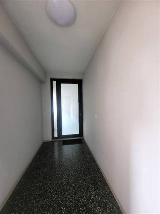 <h3><span>Instapklaar appartement met 3 slaapkamers, balkon en autostaanplaats in hartje Genk</span></h3><p><span>Bent u op zoek naar een ruim appartement in het centrum van Genk, waar comfort en praktische indeling hand in hand gaan? Dit appartement op de eerste verdieping biedt alles wat u nodig heeft: licht, ruimte én een uitstekende ligging. Dankzij de aanwezigheid van zowel een trap als een lift is het vlot bereikbaar voor iedereen.</span></p><p><span>Bij binnenkomst wordt u verwelkomd door een stijlvolle inkomhal met glazen deur, die meteen een gevoel van ruimte en klasse creëert. Vanuit hier heeft u toegang tot alle leefruimtes.</span></p><p><span>De indeling is doordacht en praktisch:</span></p><ul><li><span>Een ruime, lichtrijke woonkamer, waar u dankzij de grote ramen geniet van een aangename sfeer. De ideale plek om te ontspannen of gasten te ontvangen.</span></li><li><span>Een aparte keuken met directe toegang tot het balkon. Hier geniet u niet alleen van veel lichtinval, maar ook van een gezellig buitenplekje voor uw ochtendkoffie of een aperitief.</span></li><li><span>Drie volwaardige slaapkamers, die flexibel in te richten zijn als hoofdslaapkamer, kinderkamer, logeerkamer of zelfs als bureau of hobbyruimte.</span></li><li><span>Een badkamer met moderne douche en aansluiting voor wasmachine.</span></li><li><span>Een apart toilet en een handige berging, die extra opbergruimte voorzien.</span></li></ul><p><span>In de kelder beschikt u bovendien over een privatieve autostaanplaats en een aparte kelderberging, wat het comfort nog verder verhoogt.</span></p><p><span>De ligging is absoluut een troef: in het bruisende centrum van Genk, op wandelafstand van winkels, scholen, horeca en openbaar vervoer. Alles wat u nodig heeft, ligt binnen handbereik. Toch geniet u in het appartement van rust en privacy.</span></p><p><span>Dit appartement combineert centrale ligging, ruimte en comfort ideaal voor wie zelf op zoek is naar een nieuwe thuis, maar ook uiterst interessant als investering. Contact <span>Ercan@jemar.be</span></span><span> gsm 0484066892</span></p>