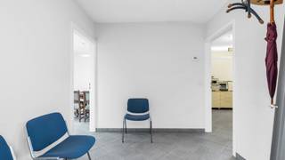 <p>Gelegen aan de Venlosesteenweg 55 vindt u deze verrassend ruime woning met enorm veel potentieel, op een uitstekende locatie vlak bij de Nederlandse grens. Dankzij de vlotte verbinding naar zowel het centrum van Maaseik als Nederland geniet u hier van een ideale combinatie van bereikbaarheid en comfortabel wonen. Winkels, scholen, horeca en andere voorzieningen bevinden zich bovendien op korte afstand.<br /><br /></p>
<p>De woning is momenteel ingericht als kantoorruimte, maar is stedenbouwkundig volledig vergund als woning. Dit biedt een unieke opportuniteit voor wie op zoek is naar een ruime gezinswoning die volledig naar eigen smaak kan worden ingericht. Mits enkele aanpassingen kan deze eigendom eenvoudig worden omgevormd tot een prachtige en moderne woning met een zeer ruime indeling. Bovendien zijn de binnenmuren niet dragend, wat zorgt voor een grote flexibiliteit bij het herindelen van de ruimtes en het creëren van een open en hedendaags woonconcept.<br /><br /></p>
<p>Met een totale bruikbare oppervlakte van maar liefst 236 m², inclusief zolder en kelder, beschikt de woning vandaag over verschillende multifunctionele ruimtes die perfect kunnen worden ingericht als gezellige leefruimtes, bureau, hobbyruimte en meerdere slaapkamers. Dankzij de vaste trap naar de zolderverdieping biedt ook deze verdieping enorm veel extra mogelijkheden. Hier kan bijvoorbeeld een royale master bedroom, extra slaapkamers of een polyvalente hobbyruimte worden ingericht. Zo kan zonder moeite een volwaardige woning met vier tot vijf slaapkamers gerealiseerd worden.<br /><br /></p>
<p>Verder is de woning volledig onderkelderd, ideaal als opslagruimte, hobbyruimte, werkatelier of bijkomende functionele oppervlakte.<br /><br /></p>
<p>Ook op vlak van comfort en energie scoort deze eigendom uitstekend. Zo beschikt de woning over PVC-schrijnwerk, centrale verwarming op aardgas, 29 zonnepanelen én een gunstig EPC-label B met een EPC-score van 194 kWh/m²jaar.<br /><br /></p>
<p>Buiten geniet u van een gezellig zuidgericht terras waar u in alle rust van de zon kunt genieten tot in de avonduren.<br /><br /></p>
<p>Kortom: een ruime en veelzijdige eigendom met tal van mogelijkheden, een flexibele indeling en een uitstekende ligging nabij Nederland — ideaal voor wie ruimte, comfort en potentieel weet te waarderen én graag een woning volledig naar eigen smaak vormgeeft.</p>