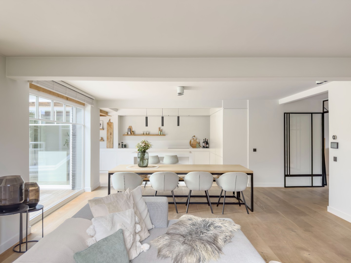 Prachtige en erg GEZELLIGE villa, met een magnifiek overdekt terras, polyvalent bijhuis en zonnige tuin,  luxueus afgewerkt en zeer goed onderhouden, gelegen in het mooie Ramskapelle op fietsafstand van het centrum van Knokke-Heist. - foto 5