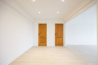 <p><strong>Dit appartement bevindt zich op de vijfde verdieping en biedt een uitzonderlijke woonervaring op een toplocatie in Antwerpen, pal naast alle voorzieningen en met een uniek uitzicht op het Stadspark.</strong></p><p><br /></p><p>Bij binnenkomst word je verwelkomd in een ruime inkomhal met veiligheidsdeur. Vanuit hier stap je de lichtrijke leefruimte binnen, waar je dankzij de grote raampartijen geniet van een prachtig zicht op het groen.</p><p>De eerste slaapkamer beschikt over een eigen badkamer met douche én een apart toilet. De tweede slaapkamer is uitgerust met ingemaakte kasten en heeft een ensuite badkamer met dubbele lavabo, bad, douche én eveneens een apart toilet. Daarnaast is er nog een derde volwaardige slaapkamer. Verder is er een derde afzonderlijke douchekamer met toilet, wat dit appartement extra comfortabel maakt.</p><p>De grote, goed verlichte keuken sluit perfect aan bij het royale karakter van de woning en biedt bovendien een bijzonder ruime en zonnige eethoek — ideaal om gezellig te tafelen of te werken met uitzicht.</p><p><br /></p><p><strong>Extra troeven: </strong>170 m² woonoppervlakte - optioneel autostaanplaats (€100/m) - uniek uitzicht op het Stadspark - recente totaalrenovatie - zeer ruime en zonnige eethoek in de keuken - drie badkamers (waarvan twee ensuite) - centrale ligging nabij winkels, horeca en openbaar vervoer.</p><p><br /></p><p>Bezoek mogelijk na aanmaken huurdersprofiel via https://mijnhuurprofiel.be/property/da99e384-1cd6-46b0-a7e1-6e6ef892b5d8</p><p><br /></p>