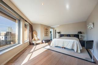 Zonnig instapklaar penthouse gelegen op het befaamde Zuid met een mooi zicht op het park.<br /><br />Entree met ingemaakte vestiaire en gastentoilet. Een royale en lichte leefruimte voorzien van een eiken houten vloer is onderverdeeld in een eetruimte en dubbel salon met open haard. Een open keuken met groot werkblad in graniet is voorzien van al het hedendaags comfort. Aanpalend een grote bijkeuken met aansluitingen voor was- en droogautomaat.<br />Ruime mastersuite met dressing en ensuite comfortabele badkamer. De tweede slaapkamer heeft ingemaakt kastenwerk en beschikt tevens over een eigen douchekamer.<br />Een lichte bureauruimte is het ideale thuiswerkkantoor tevens voorzien van ingemaakt kastenwerk.<br />Het domotica-systeem zorgt voor extra comfort door de draadloze bediening van verlichting en zonnewering. <br />Een grote troef is de unieke daktuin, inbegrepen in de prijs, waar men de dag door kan genieten van de zon. Het terras biedt een uitzonderlijk zicht op de stad en het park.<br /><br />Een ruime ondergrondse dubbele staanplaats wordt te koop aangeboden voor 80.000 euro. Twee bergingen zijn inbegrepen in de prijs. <br /><br />Wonen op het bruisende zuid met panoramisch zicht op het park en op wandelafstand van de Schelde, winkels en restaurantjes.