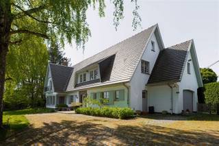 <p>Langs de Astridlaan te Geraardsbergen bevindt zich deze stijlvolle open bebouwing met een verfijnde uitstraling, royale ruimtes en prachtige buitenruimte.</p><p>Via de ruime inkomhal met apart gastentoilet betreedt u de woning. De lichtrijke leefruimte vormt samen met de sfeervolle orangerie een bijzonder aangename leefomgeving waar gezelligheid en elegantie centraal staan.<br />Aansluitend bevindt zich een bureauruimte, ideaal voor thuiswerk.</p><p>De keukenberging biedt een naadloze overgang naar de keuken met eetkamer en geeft eveneens toegang tot de kelder.<br />Verder beschikt het gelijkvloers over een praktische wasplaats en een inpandige garage.<br />Op de eerste verdieping bevinden zich vier volwaardige slaapkamers, waarvan één momenteel is ingericht als dressing. Daarnaast is er ook een verzorgde badkamer aanwezig.<br />De tweede verdieping biedt nog een extra slaapkamer en een zolderruimte, ideaal als bergruimte of om verder in te richten naar eigen wensen.</p><p>Dankzij zijn bestemming en uitstekende ligging vormt dit pand eveneens een ideale uitvalsbasis voor wie wonen wenst te combineren met een professionele activiteit. <br />Zo zijn onder meer kantoorfuncties, vrije beroepen zoals een dokter- of tandartspraktijk, lokale ambachtelijke activiteiten en commerciële diensten zonder directe verkoop (IT-dienst, marketingbureau,...) mogelijk.</p><p>Benieuwd naar wat deze woning u nog meer te bieden heeft? Contacteer ons voor meer informatie of voor een bezoek ter plaatse. Tot snel!</p>