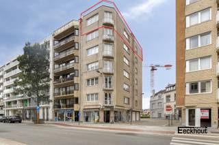 Dit ruime hoekappartement bevindt zich op een zeer gunstige ligging: vlakbij winkels, supermarkten, strand, Maria Hendrikapark ('t bosje) en openbaar vervoer.<br />Het appartement werd door de jaren heen perfect onderhouden en is ingedeeld als volgt:<br />- op de 6e verdieping: inkomhal met plaats voor vestiairekast, lichtrijke woonkamer met balkon, ingerichte keuken voorzien van handige kasten, elektrisch fornuis, oven, dampkap en dubbele spoelbak, aansluitende berging met aansluiting voor wasmachine en waterontharder, 3 slaapkamers waarvan één met ingemaakte kasten en terras, badkamer met ligbad en lavabomeubel en apart toilet met handwasbakje;<br />- op de 7e verdieping: zéér ruim zonneterras (90m²), voorzien van een glazen windscherm en 2 handige bergingen;<br />Vanop het terras geniet men van een uniek panoramisch uitzicht!<br />Bovendien is het appartement asbestvrij.<br />Slechts één appartement per verdieping, waardoor het privacygevoel wordt benadrukt!<br />Gemeenschappelijke fietsenberging in het gebouw.<br />Kom de vele troeven van dit unieke appartement ontdekken!