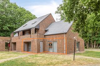 Droomt u van een eigen plekje midden in het groen, waar rust, ontspanning en comfort samenkomen? Ontdek dan deze prachtig gerenoveerde...