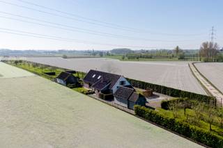 Deze karaktervolle hoeve van ca. 300 m² werd in 2003 tot in de kleinste puntjes gerenoveerd met hoogkwalitatieve materialen. Het resultaat is...