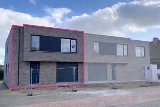 Deze stijlvolle nieuwbouwwoning in de hospitaalstraat met strakke architectuur springt direct in het oog en zet de toon voor wat je binnen...