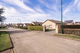 In een rustige en aangename verkaveling te Bassevelde bevindt zich deze charmante bungalow op een mooi perceel van 715 m². De woning beschikt over een lichtrijke leefruimte, keuken, badkamer en 3 slaapkamers, bovendien is er nog een ruime berging aanwezig (voorheen garage). Via deze ruimte bereiken we de zolder dat doorloopt over het gehele gebouw.<br /><br />De tuin rondom de woning biedt voldoende ruimte om te genieten van rust en privacy. Ideaal voor wie op zoek is naar comfortabel wonen in een groene en rustige omgeving.<br />Troeven:<br />Rustige ligging<br />Volledig gelijkvloerse woning<br />Aangename tuin<br /><br />De woning is op te frissen, deze kan nog perfect ingericht worden naar uw eigen wensen en behoeften!<br /><br />Te koop van de eerste eigenaars, die er altijd zorg voor gedragen hebben.<br /><br />Interesse? Neem vrijblijvend contact op via quinten@qubic-vastgoed.be of via 0468/20 15 30.