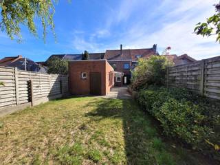 Een kloeke woning in het landelijke Moerbrugge met vlotte verbinding naar Oostkamp en de autosnelweg! Bewoonbare oppervlakte 190 m². Op...