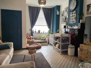 Charmante woning in het centrum – instapklaar &amp; topligging<br /><br />Deze charmante woning is ideaal gelegen in het centrum, op wandelafstand van alle winkels en voorzieningen. De inkomhal geeft toegang tot de gezellige woonkamer en eetplaats, gevolgd door een functionele keuken en een badkamer uitgerust met douche, toilet en wastafel.<br /><br />Op de verdieping bevinden zich drie slaapkamers, waarvan twee zeer ruime kamers, en een aparte extra ruimte die perfect kan dienen als bureau, dressing of hobbykamer.<br /><br />De woning geniet van een uitstekende ligging: vlakbij grootwarenhuizen zoals Aldi, Delhaize, Lidl en Action, en met een vlotte verbinding naar de autosnelweg richting Leuven/Brussel.<br /><br />Extra troeven:<br /><br />- Recent vernieuwd dak<br />- Elektriciteit conform<br />- Centrale ligging<br />- Ideaal voor starters of investeerders<br /><br />Prijs bespreekbaar!<br /><br />Interesse in deze woning? Contacteer ons vandaag nog voor meer info of een bezoek ter plaatse.<br /><br />EPC: 416 kWh/m² - UC: 20230624-0002927590-RES-2<br />(Woongebieden met cultureel, historische en/of esthetische waarde-Geen vergunning-Geen verkavelingsvergunning-Geen voorkooprechten-Geen rechterlijke herstelmaatregel of bestuurlijke maatregel opgelegd)<br />Dit pand is onderworpen aan de renovatieverplichting van de Vlaamse overheid voor residentiële gebouwen (behoudens bij sloop binnen 5 jaar na de aankoop). Consulteer voor meer informatie de website van het Vlaams Energie- en Klimaatagentschap via https://www.vlaanderen.be/een-huis-of-appartement-kopen/renovatieverplichting-voor-residentiele-gebouwen