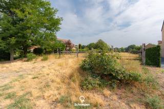We vinden dit riant bouwperceel van 26a52ca, aangevuld met circa 1ha50a aan achterliggende weilanden terug op een rustige ligging te Zonhoven. Bekijk het volledige verkoopdossier op www.schraepenvastgoed.be. Naast alle informatie uit deze advertentie vindt u hier ook het inplantingsplan en andere nuttige documenten over dit unieke perceel.