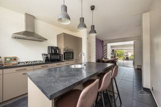 Instapklare woning met ruime tuin in Antwerpen te koop! Ontdek deze ruime gezinswoning in Antwerpen met een bewoonbare oppervlakte van ca. 195 m². De...