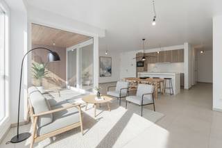 Gelegen in de J. Van Maerlantstraat in Blankenberge bevindt zich dit prachtige appartement op de eerste verdieping in Residentie VAN MAERLANT. Dankzij de gunstige ligging vlakbij de jachthaven en het station, en op wandelafstand van het centrum, geniet u hier van een ideale combinatie van bereikbaarheid, rust en de levendigheid van de kuststad.<br /><br />Dit hoogwaardig afgewerkte appartement werd ontworpen met oog voor comfort, ruimte en energiezuinigheid. De woning voldoet aan de nieuwste normen op het vlak van isolatie en energie-efficiëntie, wat resulteert in een aangename woonomgeving en een lager energieverbruik.<br /><br />Het appartement beschikt over een ruime en lichtrijke leefruimte met open keuken en kookeiland, wat zorgt voor een moderne en gezellige leefomgeving. Daarnaast zijn er twee volwaardige slaapkamers, een badkamer, een apart toilet en een praktische berging voorzien.<br /><br />Vanuit de leefruimte heeft u toegang tot een aangenaam terras, waar u in alle rust kunt genieten van de buitenlucht.<br /><br />Daarnaast beschikt de residentie over verschillende praktische voorzieningen. In de kelderverdieping is een extra private berging voorzien, ideaal voor bijkomende opslagruimte. Verder vindt u er ook een gemeenschappelijke fietsenstalling en een afvallokaal, wat het dagelijks wonen nog aangenamer maakt.<br /><br />Bovendien bestaat er, onder bepaalde voorwaarden, de mogelijkheid om aan 6% BTW aan te kopen, wat dit appartement extra interessant maakt voor wie op zoek is naar een kwalitatieve woning aan de kust.<br /><br />Indien u meer informatie wenst, aarzel niet en contacteer ons voor een vrijblijvende afspraak!<br /><br />
