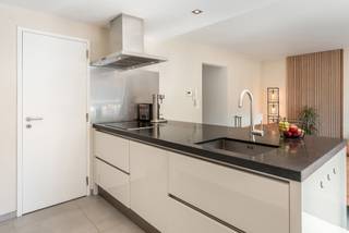 Dit ruime (circa 105m²) appartement met een zuid-west gelegen terras van circa 15m² is rustig gelegen, doch op wandelafstand van het centrum van...