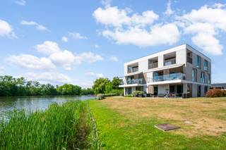 Dit recent gebouwde appartement (2022) biedt een eerstelijns waterzicht aan de Donklaan in Berlare. Met een bewoonbare oppervlakte van 117 m²...