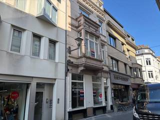 Opbrengsteigendom bestaande uit een handelsgelijkvloers, 3 appartementen met 1 slaapkamer en een kantoorruimte gelegen in een achterbouw. Dit gebouw is ideaal gelegen in een commerciële buurt met veel voorzieningen, zoals openbaar vervoer, scholen en winkels. Alle appartementen hebben een eigen ingang en teller. Het is een ideale investeringsopportuniteit voor wie op zoek is naar een stabiel inkomen uit vastgoed.<br /> 