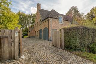 Prachtige villa in een aangename omgeving te Halle / Zoersel!Dit prachtig eigendom tussen de dorpskernen van Sint-Antonius en Halle, gelegen in een...