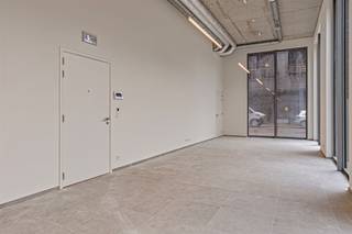 <p><span>Kantoor te huur gelegen in Antwerpen<br /><br /></span></p><p><span>Nieuwbouw kantoorruimte van 85m² te huur voor ondernemers en professionals die op zoek zijn naar een moderne en centraal gelegen kantoorruimte.</span></p><p><span> </span></p><p><span>Troeven:</span></p><ul><li><span>Kitchenette</span></li><li><span>Nieuwbouw</span></li><li><span>Fietsenstallingen boven- en ondergronds</span></li><li><span>Ondergrondse parking (€90+€10/m)</span></li><li><span>Toegang tot alle voorzieningen, winkels, restaurants en openbaar vervoer</span></li></ul><p><span> </span></p><p><span>Algemene kosten €150: inclusief provisie (vloer)verwarming, onderhoud gemeenschappelijke delen, lift</span></p><p><span> </span></p><p><span>Bent u op zoek naar de perfecte plek om te werken in Antwerpen? </span></p><p><span> </span></p><p><span>Neem vandaag nog contact met ons op om uw interesse te tonen, vragen te stellen of een bezichtiging te regelen.</span></p><p><span>Voor meer informatie en prijzen, neem contact met ons op 03/283 06 06 of <span>info@reant.be</span></span><span> en bezoek onze website op <span>www.reant.be</span></span><span> </span></p><p><span> </span></p><p><span> </span></p><p><span> </span></p>