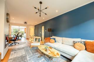 <p><span>Ontdek deze </span><span>instapklare gezinswoning</span><span> nabij de </span><span>Hobokense Polder</span><span> en Antwerpen-Zuid. Deze charmante woning ligt aan de rustige Jules Destréestraat in Hoboken. Een ideale ligging dichtbij winkels, scholen, openbaar vervoer en de belangrijkste invalswegen.<br />De woning beschikt over een ruime leefruimte met gezellige houtcassette, een volledig ingerichte, moderne keuken, </span><span>3 ruime slaapkamers</span><span>, en een 4</span><span><sup>e</sup></span><span> compacte kamer die flexibel kan worden ingericht als bureau, babykamer, dressing of extra bergruimte.<br /><br />Ook energetisch werden al belangrijke investeringen uitgevoerd. Zo werd een nieuwe condensatieketel op gas geplaatst en beschikt de woning over </span><span>8 zonnepanelen</span><span>. Het huidige EPC-label C werd opgemaakt vóór deze verbeteringen.<br />Buiten beschik je over een voortuin voorzien van een </span><span>praktische fietsenstalling</span><span> en achteraan een aangelegde </span><span>zonnige</span><span> </span><span>tuin met terras</span><span>.<br /><br /></span><span>Indeling<br />Gelijkvloers</span><span><br />- Inkomhal<br />- Grote leefruimte<br />- Volledig ingerichte keuken<br />- Tuin & terras<br /><br /></span><span>Eerste verdieping</span><span><br />- Nachthal<br />- 2 ruime slaapkamers<br />- Apart toilet<br />- Bureau/babykamer/dressing/bergruimte<br /><br /></span><span>Tweede verdieping</span><span><br />- Ruime nachthal<br />- 3</span><span><sup>e</sup></span><span> ruime slaapkamer met aanpalende dressing<br />- Badkamer met douche en toilet<br /><br /></span><span>Troeven</span><span><br />- 3 ruime slaapkamers<br />- Kelder<br />- Rustige ligging<br />- Tuin<br />- Instapklaar<br />- Zonnepanelen<br />- Conforme elektrische installatie<br /><br /></span><span>Ben jij geïnteresseerd in deze ruime woning in Hoboken, ben je op zoek naar ander vastgoed of wens je de waarde van jouw eigendom te kennen? Dan ben je bij BOLT immo aan het juiste adres! Wij helpen jou graag verder.</span></p><p><span> </span></p>