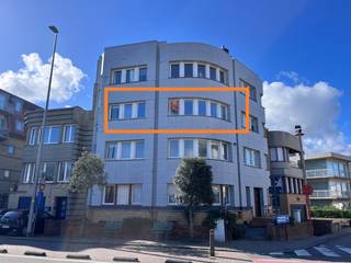 Cet appartement renové se situe à quelques minutes du centre de St.-Idesbald et à 50 mètres de la mer de La Panne. L'appartment comprend:...