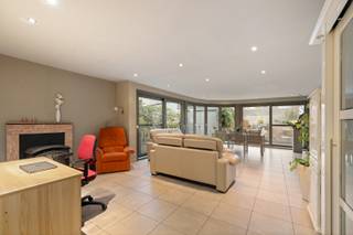 Ben je op zoek naar een gezellige woning die je nog volledig naar je hand kan zetten? GEVONDEN!!<br /><br />Op de benedenverdieping treffen we de inkomhal met apart toilet, de garage met automatische poort en de zeer lichtrijke woonkamer met mogelijkheid voor het plaatsen van een keuken. Op de eerste verdieping zijn er 4 slaapkamers aanwezig waar er ook een mogelijkheid is om een badkamer te creëren.<br />Verder is er nog een extra garage aanwezig die dienst kan doen als extra bergruimte.<br /><br />TROEVEN IN EEN NOTENDOP:<br /> - Topper in zijn prijsklasse!<br /> - Gerenoveerd in 2008!<br /> - Mogelijk als investering!<br /> - Uitstekende locatie!<br /> - Parkeermogelijkheden!<br /> - Leuke tuin!<br /><br />Meer informatie/een bezoek? Maak eenvoudig jouw afspraak op WWW.WOONVAST.BE of contacteer Jonas op 0468 19 11 62 of via jonas@woonvast.be