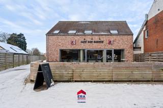 Op een goed bereikbare en levendige locatie in <strong>Ginderbuiten te Mol</strong> bieden wij dit veelzijdige <strong>handelshuis met ruim appartement</strong> aan. Dankzij de combinatie van een instapklare gerenoveerde handelszaak en appartement is dit pand ideaal voor wie wonen en werken wil combineren of op zoek is naar een interessante investering.
<ul><li>Volledig gerenoveerd in 2013</li><li>Instapklaar zowel handelszaak als appartement</li><li>Ruime terrassen</li><li>Gunstige ligging</li><li>EPC: 122 kWh/m² - B label</li></ul>
<strong>Handelspand:</strong> grote open zaal met toog (momenteel café), sanitaire voorzieningen, keuken, koelberging, stockageruimtes, aparte toegang, twee terrassen, voldoende parkeergelegenheid<br /><strong>Appartement:</strong> aparte inkom, leefruimte, open keuken, 2 slaapkamers, badkamer, berging, ruim terras, parkeergelegenheid<br />Een uniek pand met tal van mogelijkheden voor zelfstandigen, investeerders of wie wonen en werken wil combineren.