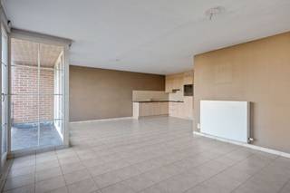 <p><span>Dit instapklare appartement is gelegen op een uitstekende locatie in Heist-op-den-Berg, op </span><span>wandelafstand van de Bergstraat</span><span> en met tal van winkels, horecazaken, scholen en andere voorzieningen in de nabije omgeving. Ook het openbaar vervoer is vlot bereikbaar. Het appartement bevindt zich in een verzorgd gebouw dat dateert van </span><span>2007</span><span> en beschikt over een gunstig </span><span>EPC-label B</span><span>.</span></p><p><span>Bij het binnenkomen komen we in de inkomhal, die rechtstreeks overloopt in de </span><span>ruime en lichtrijke woonkamer met open keuken</span><span>. Dankzij de grote raampartijen geniet de leefruimte van een aangename natuurlijke lichtinval. Vanuit de woonkamer is er toegang tot het </span><span>eerste terras aan de voorzijde</span><span>.</span></p><p><span>Verder omvat het appartement een apart toilet, een badkamer uitgerust met een douche en een praktische berging. Achteraan bevinden zich </span><span>twee slaapkamers</span><span>, met een oppervlakte van respectievelijk ca. </span><span>13 m² en 8 m²</span><span>. Vanuit de master bedroom is er rechtstreeks toegang tot het </span><span>ruime tweede terras van ca. 15 m²</span><span>, wat een aangename extra buitenruimte vormt.</span></p><p><span>Tot slot beschikt het appartement over een </span><span>ondergrondse autostaanplaats</span><span> met aansluitend een privatieve berging van ca. </span><span>5 m²</span><span>, ideaal voor het stockeren van fietsen, materiaal en andere spullen.</span></p><p><span>Het geheel combineert een praktische indeling, aangename lichtinval, twee terrassen en ruime bergruimte met een uitstekende ligging nabij het centrum van Heist-op-den-Berg.</span></p><p><span> </span></p><p><span>Lage gemeenschappelijke kosten!</span></p><p><span> </span></p><p><span>Contacteer ons snel voor een bezichtiging via info@vastgoedplus.be of 015 200 999.</span></p>