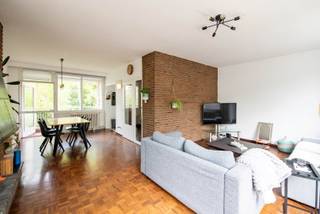 Gelegen in een rustige woonwijk met uitzicht op een achterliggend pleintje, vindt u deze charmante en goed ingedeelde woning. Deze woning is...