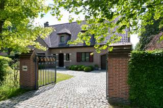 <strong>VERKOOP MET INSTELPRIJS: ontdek de troeven van deze villa tijdens een van de bezoekdagen op 25 juni, 29 juni of 1 juli (enkel op afspraak) </strong><br /><br />Deze ruime en instapklare woning bevindt zich in een gegeerde residentiële buurt op wandelafstand van het centrum van Heusden. Deze rustige en aangename deelgemeente van Destelbergen staat bekend om haar groene omgeving en gunstige ligging op korte afstand van Gent. <br /><br />Op een mooie perceel van 1.630 m² geniet u van optimale privacy, een zonnige tuin met zuidwestelijke oriëntatie en een aangenaam wooncomfort. <br /><br />Bij het binnenkomen wordt u verwelkomd in een ruime inkomhal met gastentoilet en praktische berging met vestiaire. Het gelijkvloers biedt een royale leefruimte met gezellige houthaard en een volledig uitgeruste keuken. Aansluitend vindt u een bijkeuken, een kelder en een inpandige garage. <br /><br />Op de eerste verdieping vind je vier ruime slaapkamers, twee badkamers en een bureauruimte. De master bedroom beschikt over een en-suite badkamer met ligbad, douche, toilet en twee lavabo’s, evenals een dressing. De zolderverdieping biedt extra opslagruimte of mogelijkheden voor uitbreiding. <br /><br />De volledig aangelegde tuin omvat 2 terrassen en een ruime tuinberging die perfect als hobbyruimte kan worden ingericht. De oprit biedt plaats voor meerdere wagens. <br /><br />Voor meer info over de verkoopprocedure, verwijzen wij naar onze website.