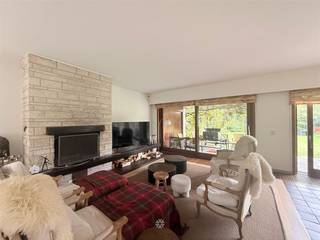 <p><span>DESTELBERGEN - </span><span>Op zoek naar een charmante woning met zonnige tuin en 5 slaapkamers te huur in Destelbergen?<br />Dan is dit pand mogelijk iets voor u</span></p><p><span>De belangrijkste troeven in een notendop: </span></p><ul><li><span>Rustig en residentieel gelegen</span></li><li><span>Prachtige tuin met tennisterrein</span></li><li><span>Lichtrijke en ruime leefruimte </span></li><li><span>5 volwaardige slaapkamers met ingemaakte kasten </span></li><li><span>Extra bergplaats gelegen naast de woning met keuken en douche (ideaal als vrije tijd ruimte)</span></li><li><span>Inclusief inpandige garage en voldoende parkeergelegenheid voor de woning</span></li></ul><p><span>Zo ziet het gelijkvloers eruit: </span><span><br />Inkomhal met apart toilet, ruime L-vormige living met zithoek en eetruimte, ingerichte keuken met aansluitend een berging en een inpandige garage. </span></p><p><span>Zo ziet de eerste verdieping eruit: </span><span><br />5 ruime slaapkamers waarvan 2 slaapkamers met doorlopend terras, badkamer met lavabomeubel, douche, bad en toilet. Ruime zolder. </span></p><p><span>Zo ziet de bergplaats eruit (aanpalend aan de woning): </span><span><br />Vrije tijd ruimte met keuken en douche. </span></p><p><span>Zo ziet de buitenruimte eruit: </span><span><br />Grote tuin met terras en tennisterrein. </span></p><p><span>Belangrijk:<br /></span><span>Beschikbaar vanaf: overeen te komen</span><span><br /></span><span>EPC: 342 kWh/m²<br />Huurprijs: 1900 euro/maand</span></p><p><span>Voor een bezoek ter plaatse, vul zeker uw huurdersprofiel in via onze website!</span></p><p><span> </span></p>