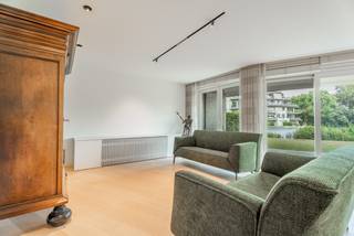 Schitterend gelijkvloers appartement, volledig afgewerkt en nooit bewoond. Hier stapt u binnen in een gloednieuwe, tijdloze leefomgeving van topkwaliteit. Domoticasysteem, op maat gemaakt meubilair en een terras met zicht op de vijver maken dit appartement bijzonder.<br /><br />De inkomhal leidt naar een lichtrijke living met rondom raampartijen, aansluitend op de geïnstalleerde keuken met composiet werkblad en kookeiland. Twee ruime slaapkamers, waarvan één met en-suite badkamer (dubbele wastafel, inloopdouche, apart toilet) en een tweede met eigen wastafel en douche. Een derde kamer is vandaag ingericht als strijkkamer/bureau, maar evengoed bruikbaar als dressing of kinderkamer.<br /><br />Via de living stapt u rechtstreeks het terras op, met zicht op de vijver en het groene domein. Een ondergrondse, afgesloten garagebox met ruimte voor een grote wagen en extra stockage maakt het plaatje compleet. Deze is bij te kopen voor € 40.000<br /><br />Een gloednieuw appartement met deze afwerking en ligging is zeldzaam. Plan snel uw bezoek.<br /><br />Referentie: YP/26069/TK