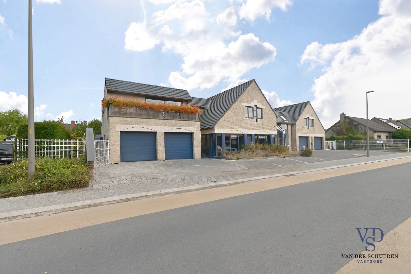 Ruim handelspand met penthouse in villastijl - foto 1