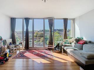 In het centrum van Leuven bevindt zich deze ruime studio met een praktische indeling.De studio bestaat uit een lichtrijke leefruimte die aansluit op...