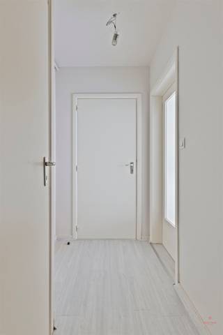 <p><span>Cozy apartment in the center of Oudenaarde.</span></p><p><span> </span></p><p><span>This 1-bedroom apartment, is located on the third floor in a small-scale residence consisting of three apartments and a commercial space. Thanks to its central location in the heart of Oudenaarde, stores, restaurants and other amenities are within walking distance.</span></p><p><span>The railway station is only 650 meters from the apartment.</span></p><p><span>There is no elevator in the building and each apartment has separate meters for water, electricity and gas. In addition, the kitchen is still being completely renovated.</span></p><p><span> </span></p><p><span>Layout:</span></p><p><span>- Entrance hall, bathroom, bedroom, living area, kitchen.</span></p><p><span> </span></p><p><span>Advantages:</span></p><p><span>- Centrally located</span></p><p><span>- The kitchen is being renovated</span></p><p><span> </span></p><p><span>Information:</span></p><p><span>- Monthly rent: € 600 + € 40 common charges = € 640/month</span></p><p><span>- Security deposit: 3 months rent</span></p><p><span>- Additional costs: contribution to the cost of the place description</span></p><p><span>- Availability: to be agreed</span></p><p><span>- EPC: </span></p><p><span> </span></p><p><span>Interested? Contact Yana at 09 227 08 90 or at yana@heritagevastgoed.be</span></p><p><span> </span></p>
