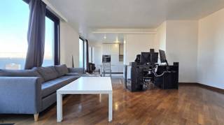 Op de bovenste verdieping van deze kleinschalige residentie met 3 appartementen, vind je op de 3e verdieping dit lichtrijk dakappartement met een...