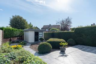 <strong>Gunstig gelegen instapklare woning met 2-3 slpks en garage</strong><br /><br /><strong>Rustig en kindvriendelijk gelegen</strong> op fietsafstand van scholen, winkels en openbaar vervoer. Met een vlotte bereikbaarheid naar de autostrade E34 Antwerpen - Eindhoven.<br /><br />Deze <strong>instapklare woning </strong>werd steeds zeer goed onderhouden en bestaat uit een inkomhal, aangename leefruimte op tegelvloer, een volledig ingerichte keuken met kookvuur, dampkap, koelkast en oven, marmeren blad en bijhorende grote tafel.<br /><br />Verder op het gelijkvloers een ingerichte badkamer met bad en douche, wastafel en toilet. Een hele gezellige en lichte tuinkamer/veranda met automatische zonnescreen waar het aangenaam vertoeven is. Deze geeft toegang naar de ruime inpandige garage met automatische poort.<br /><br />Op de eerste verdieping treffen we 2 slaapkamers en een derde die momenteel werd ingericht als dressing.<br /><br />Verder een aangename en onderhoudsvriendelijke tuin met zonnig terras en tuinhuisje op het zuidoosten en oprit voor 2 wagens<br /><br />Renovatieplicht van toepassing! F label<br /><br /><strong>Bijzonderheden:<br /></strong>-Instapklaar!<br />-Gunstige ligging<br />-Instapklaar<br />-Rolluiken<br />-Zeer goed onderhouden<br />-Asbestveilig